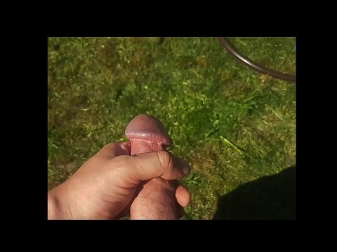❤️ Una guapa calenta es folla el seu cony rosa i es corre amb un esquitxat en un jardí d'estiu ☑ Vídeo porno al ca.taxiporec.top ❤